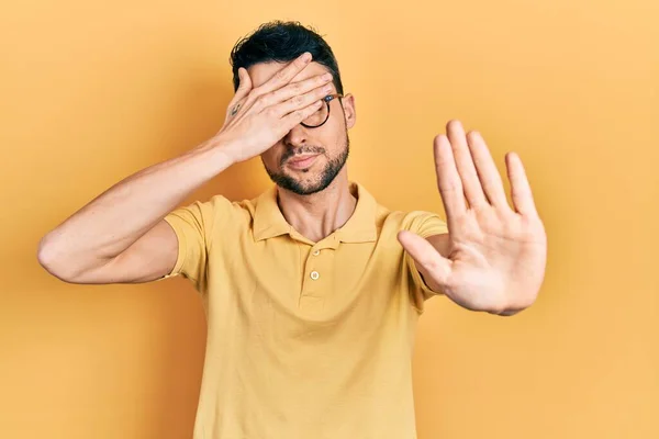 Ung Latinamerikansk Man Klädd Avslappnade Kläder Och Glasögon Som Täcker — Stockfoto