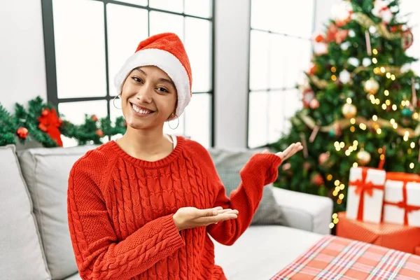 Junge Hispanische Frau Mit Kurzen Haaren Mit Weihnachtsmütze Sitzt Auf — Stockfoto