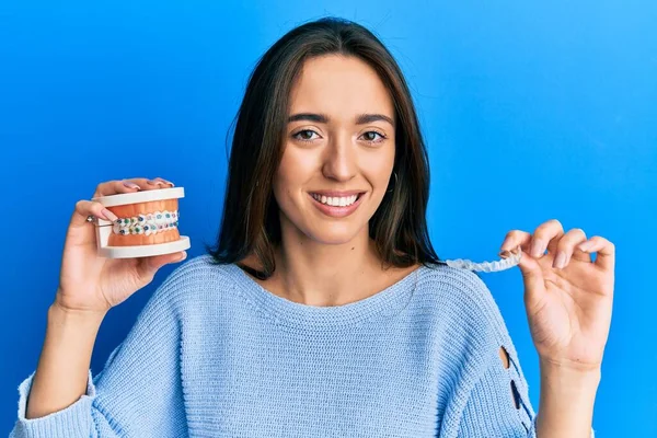 Ung Latinamerikansk Flicka Håller Osynlig Linje Ortodonti Och Hängslen Ler — Stockfoto