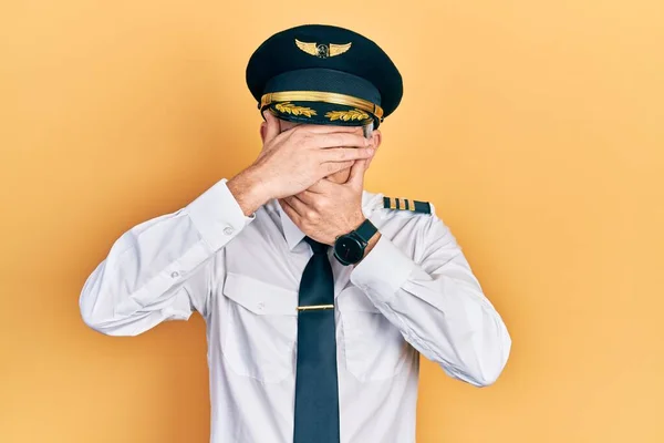 Jóképű Középkorú Férfi Ősz Hajjal Repülőpilóta Egyenruhát Visel Szemeit Száját — Stock Fotó