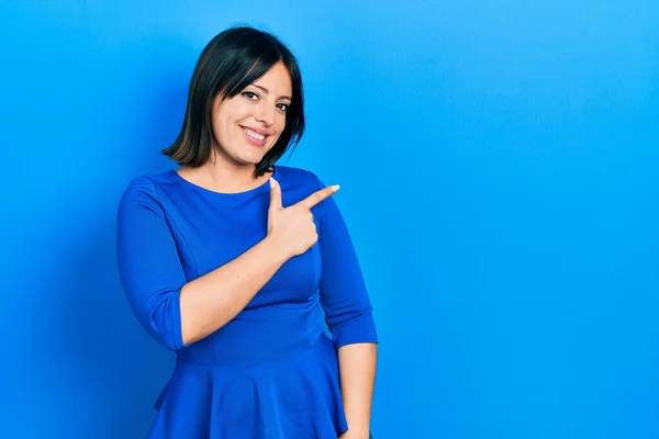 Mujer Hispana Joven Vistiendo Ropa Casual Alegre Con Una Sonrisa — Foto de Stock