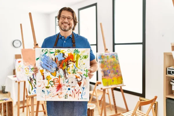 Edad Media Caucásico Hombre Sonriendo Confiado Sosteniendo Dibujo Lienzo Estudio — Foto de Stock