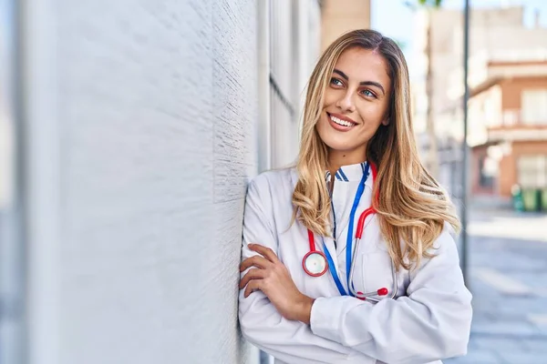 Hastanede Duran Doktor Üniforması Giyen Genç Sarışın Kadın — Stok fotoğraf