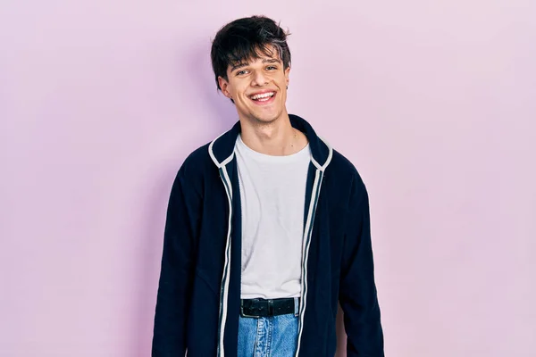 Bonito Jovem Hipster Vestindo Camisa Branca Casual Camisola Com Sorriso — Fotografia de Stock