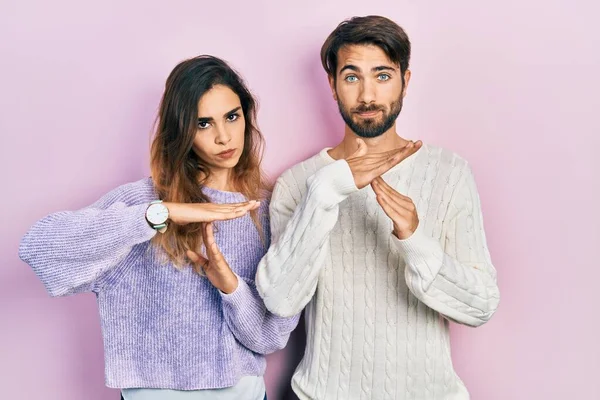 Jovem Casal Hispânico Vestindo Roupas Casuais Fazendo Tempo Fora Gesto — Fotografia de Stock