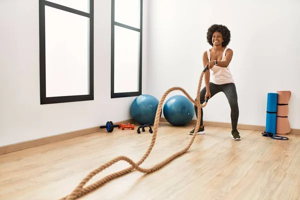 Mujer Afroamericana Joven Sonriendo Entrenamiento Seguro Con Cuerda Batalla Centro — Foto de Stock