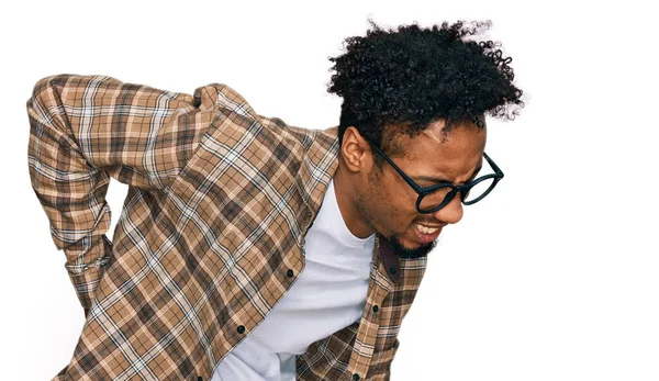 Ung Afrikansk Amerikansk Man Med Skägg Vardagskläder Och Glasögon Som — Stockfoto