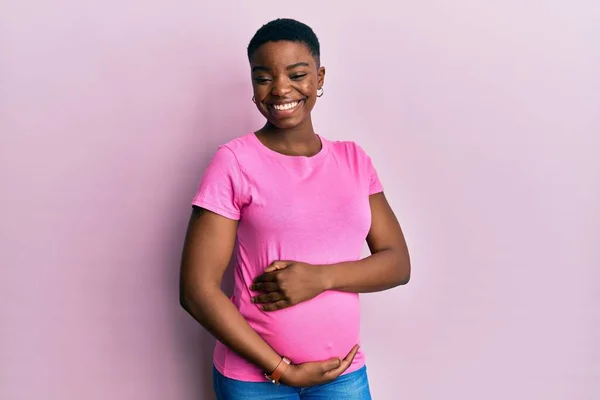 Jovem Afro Americana Esperando Bebê Tocando Barriga Grávida Piscando Olhando — Fotografia de Stock