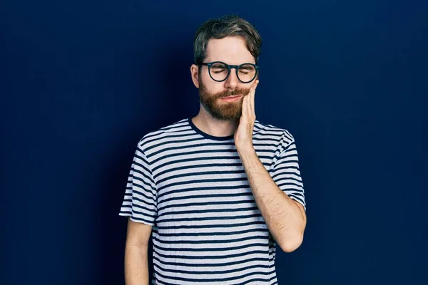 Homem Caucasiano Com Barba Vestindo Camiseta Listrada Óculos Tocando Boca — Fotografia de Stock