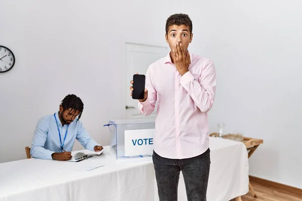 Junge Hispanische Männer Bei Wahlkampfveranstaltungen Mit Smartphone Das Den Mund — Stockfoto