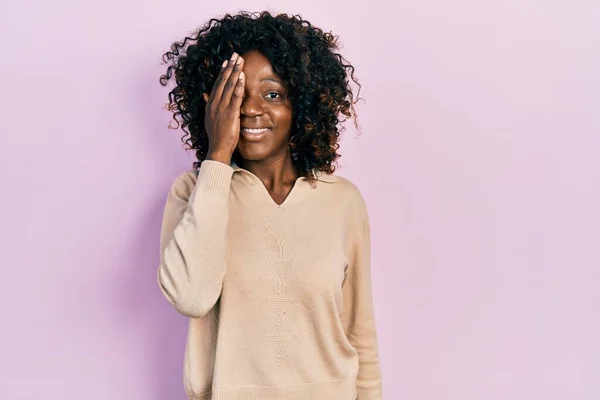 Mladá Afro Americká Žena Sobě Ležérní Oblečení Zakrývající Jedno Oko — Stock fotografie
