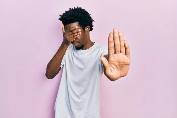 Νεαρός Αφροαμερικάνος Που Φοράει Λευκό Πουκάμισο Που Καλύπτει Μάτια Χέρια — Φωτογραφία Αρχείου