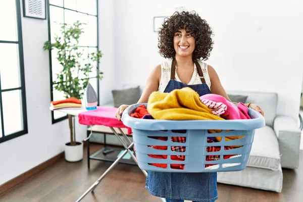 Joven Mujer Del Medio Oriente Sonriendo Confiado Sosteniendo Cesta Lavandería — Foto de Stock