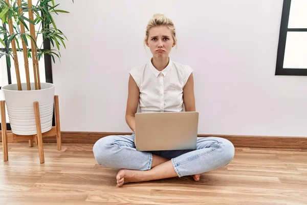 Ung Blond Kvinna Med Dator Laptop Sitter Golvet Vardagsrummet Deprimerad — Stockfoto