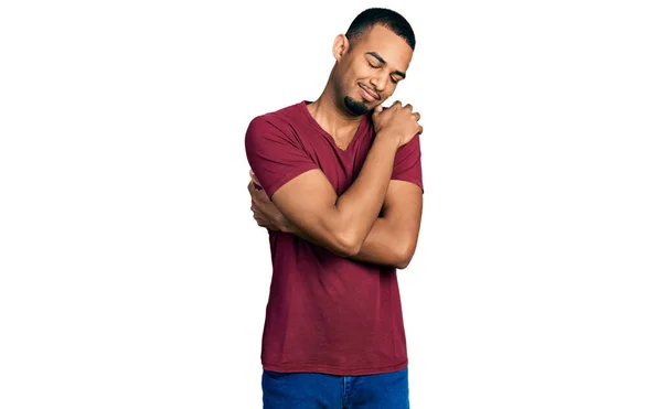 Młody Afrykański Amerykanin Ubrany Luźną Koszulę Przytulający Się Szczęśliwie Pozytywnie — Zdjęcie stockowe