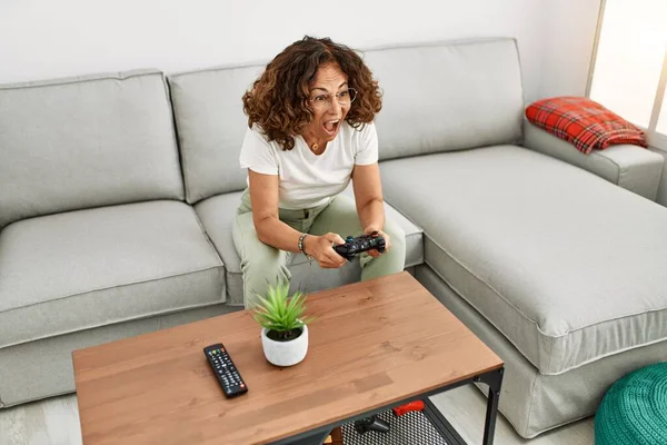 Mulher Hispânica Madura Gritando Jogando Videogames Sentados Sofá Casa — Fotografia de Stock