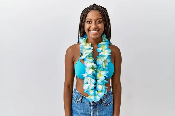 Ung Afrikansk Amerikansk Kvinna Med Flätor Bikini Och Hawaiiansk Lei — Stockfoto
