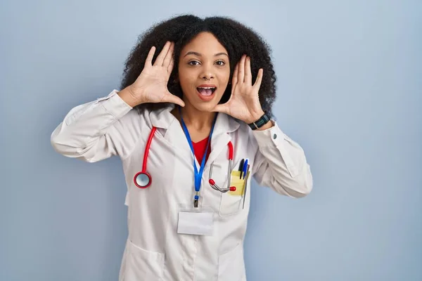 Junge Afrikanisch Amerikanische Frau Arztuniform Und Stethoskop Lächelnd Fröhlich Spielend — Stockfoto