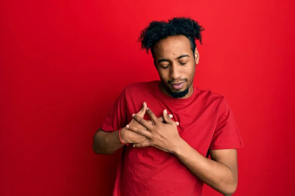 Jonge Afro Amerikaanse Man Met Baard Casual Rood Shirt Glimlachend — Stockfoto