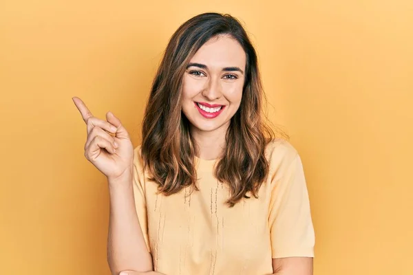 Νεαρή Ισπανίδα Που Φοράει Καθημερινά Ρούχα Χαμογελώντας Χαρούμενη Δείχνοντας Χέρι — Φωτογραφία Αρχείου