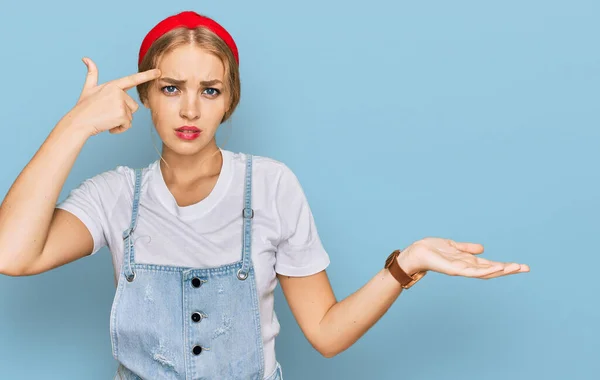 Menina Caucasiana Jovem Vestindo Roupas Casuais Confuso Irritado Com Palma — Fotografia de Stock