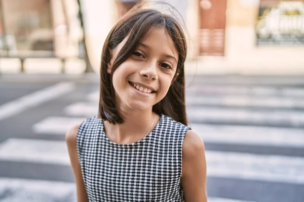 Mladý Hispánec Dívka Usměvavá Venku Městě — Stock fotografie