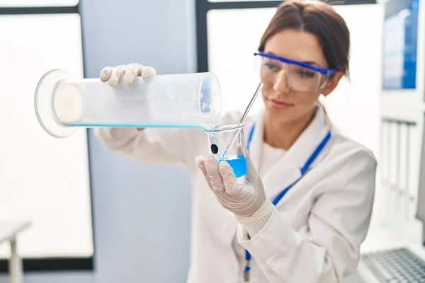 Young Hispanic Woman Wearing Scientist Uniform Measuring Liquid Laboratory — Stock Photo, Image