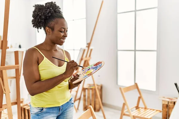 在艺术工作室里 年轻的非洲裔美国艺术家女人开心地笑着画画 — 图库照片