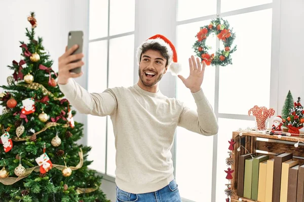 Jonge Spaanse Man Draagt Kerst Hoed Selfie Maken Door Smartphone — Stockfoto