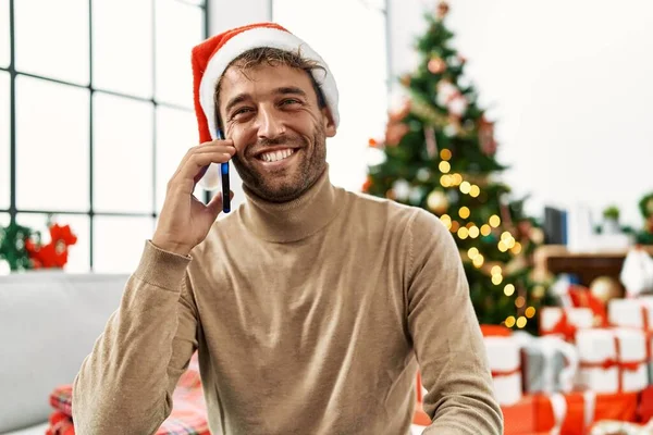Mladý Hispánec Mluví Smartphone Sedí Vánočního Stromku Doma — Stock fotografie