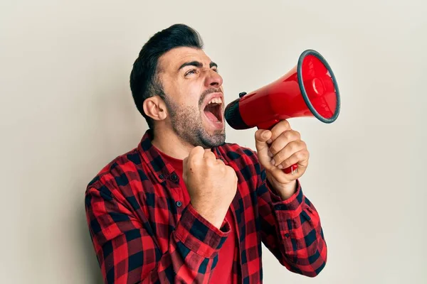Ισπανόφωνος Άντρας Γενειάδα Ουρλιάζοντας Μεγάφωνο — Φωτογραφία Αρχείου