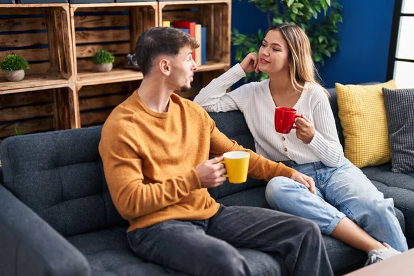 Jovem Homem Mulher Casal Beber Café Sentado Sofá Casa — Fotografia de Stock