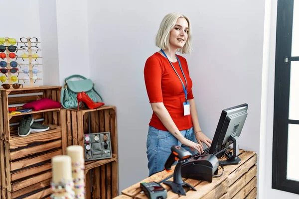 若い白人女性が自信を持って衣料品店で働く笑顔 — ストック写真