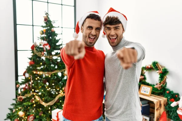 Joven Pareja Gay Pie Junto Árbol Navidad Con Sombrero Apuntando — Foto de Stock