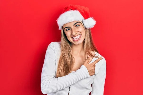 Красива Іспаномовна Жінка Різдвяному Капелюсі Весела Посмішкою Обличчя Спрямованою Рукою — стокове фото