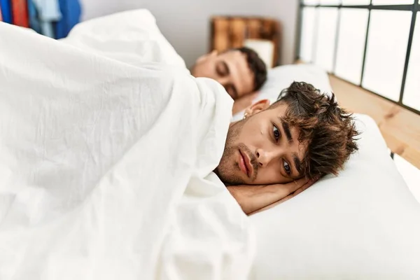 Två Latinamerikanska Män Par Sover Sovrummet — Stockfoto