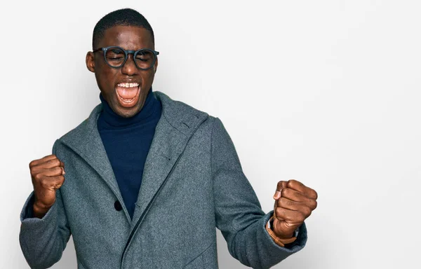 Jovem Afro Americano Vestindo Roupas Negócios Óculos Muito Feliz Animado — Fotografia de Stock