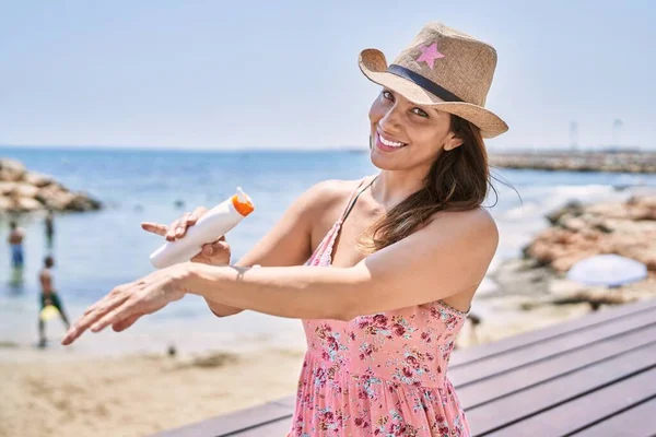 Brünette Frau Genießt Einen Sommertag Strand Mit Sonnencreme — Stockfoto