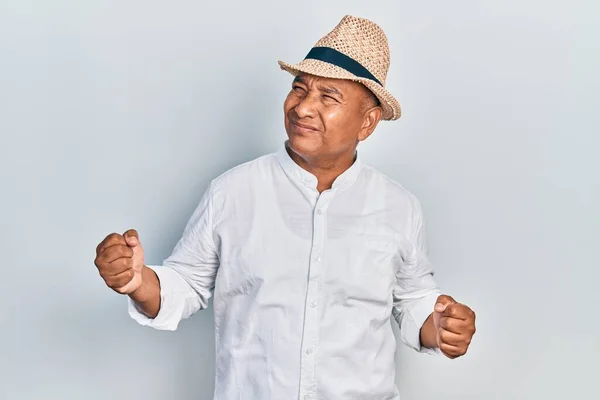 Homem Latino Meia Idade Vestindo Roupas Casuais Chapéu Muito Feliz — Fotografia de Stock