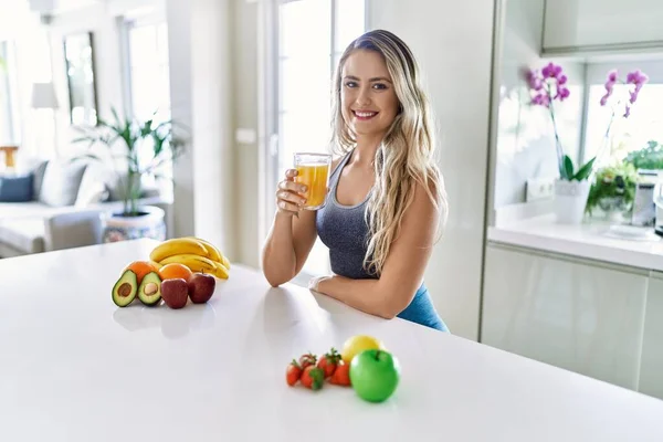 Junge Kaukasische Fitness Frau Sportbekleidung Die Gesunden Orangensaft Trinkt Sieht — Stockfoto