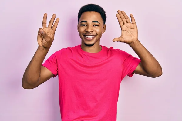 Jeune Homme Afro Américain Portant Casua Shirt Montrant Pointant Vers — Photo