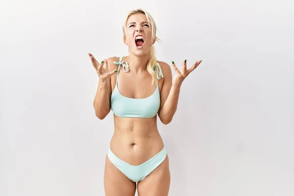 Zole Edilmiş Arka Planda Bikini Giyen Beyaz Bir Kadın Kızgın — Stok fotoğraf