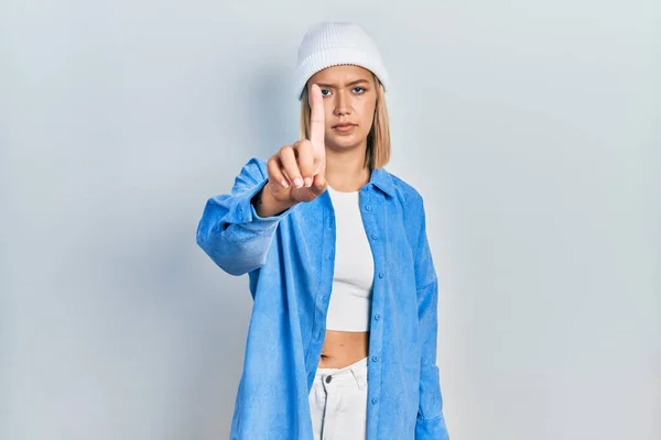 Beautiful Blonde Woman Wearing Wool Hat Pointing Finger Angry Expression — ストック写真