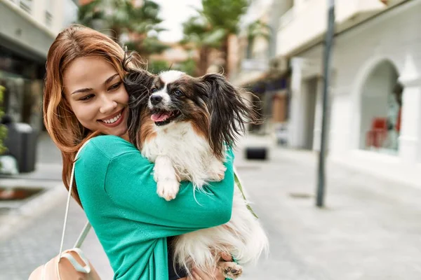 Jeune Fille Caucasienne Souriant Heureux Tenant Chien Ville — Photo