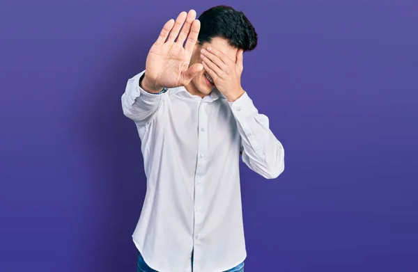 Młody Latynoski Biznesmen Ubrany Biznesowe Ubrania Zakrywający Oczy Dłońmi Wykonujący — Zdjęcie stockowe