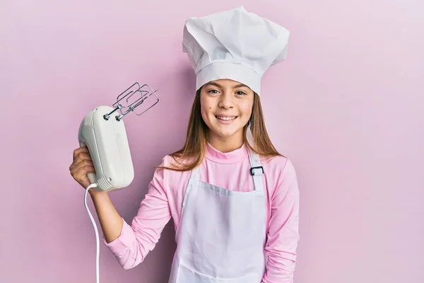 Menina Morena Bonita Usando Chapéu Chef Segurando Misturador Pastelaria Misturador — Fotografia de Stock