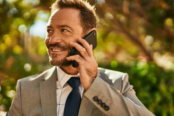 Podnikatel Středního Věku Šťastně Usmívá Když Mluví Smartphonu Parku — Stock fotografie