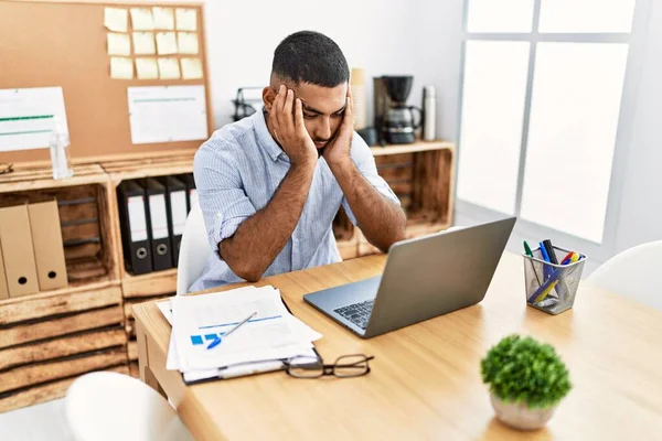 Junger Araber Büro Gestresst — Stockfoto