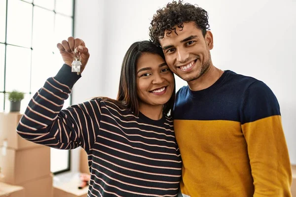 Jong Latijn Paar Glimlachen Gelukkig Knuffelen Holding Sleutel Van Nieuw — Stockfoto