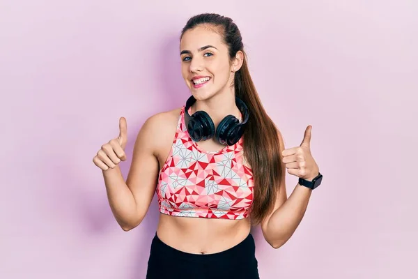 Jonge Brunette Tiener Het Dragen Van Sportschool Kleding Met Behulp — Stockfoto